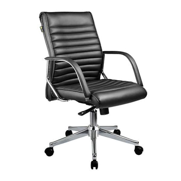 صندلی کارشناسی راحتیران مدل S5000 دارای روکش چرمی مشکی رنگ و پایه های پنج پر است که جک تنظیم ارتفاع نیز دارد.