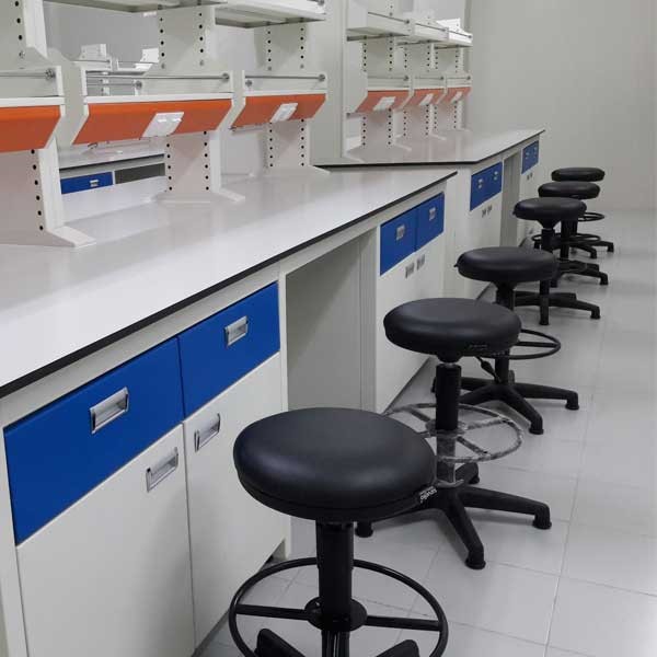 تابوره آزمایشگاهی سیاه رنگ بدون پشتی و دسته