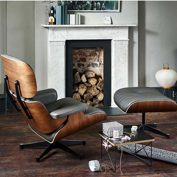 پاف اروند مدل 1732 در یک اتاق قرار دارد که از چوب و روکش طوسی رنگ بهره گرفته است.