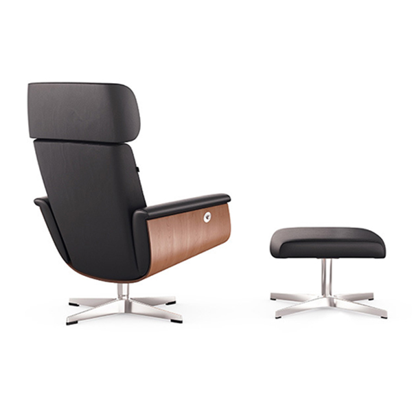 مبل ریلکسی اروند مدل 1740 از زاویه پشت مشخص است که روکشی مشکی رنگ دارد و یک پاف در مقابل آن قرار دارد.