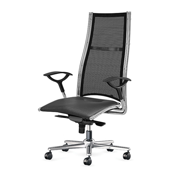 صندلی مدیریتی اروند مدل ۳۰۱۴ دارای روکشی مشکی رنگ است گه پشتی بلند و دو دسته و پایه های پنج پر برای آن در نظر گرفته شده است.