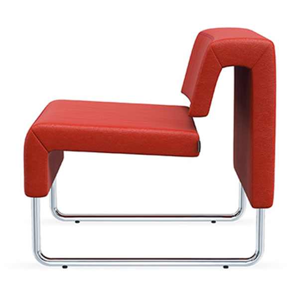 مبل تکنفره اداری اروند مدل 4110 از زاویه بغل یا کناری مشخص است که روکشی قرمز رنگ و پایه هایی از جنس فلز دارد.