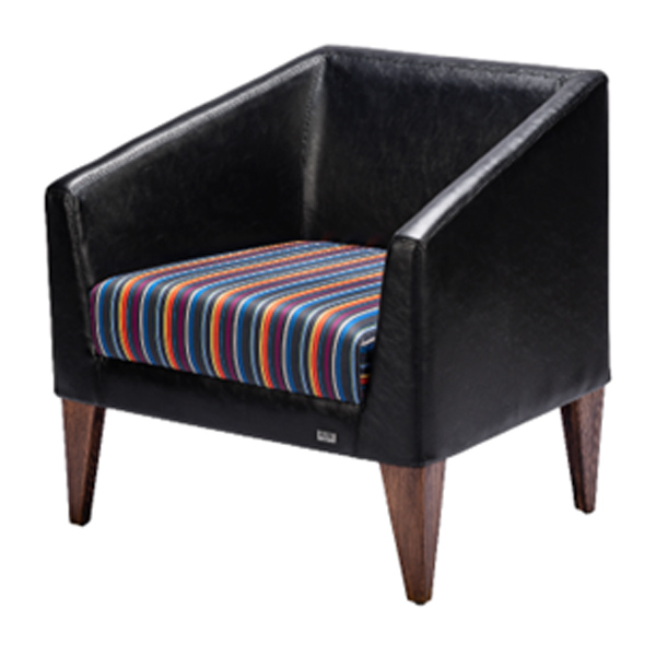 مبل تکنفره اداری MILANO داتیس مدل SM70-1دارای روکشی مشکی رنگ است که نشیمن و پشتی متصل بهم یا یک تکه دارد.