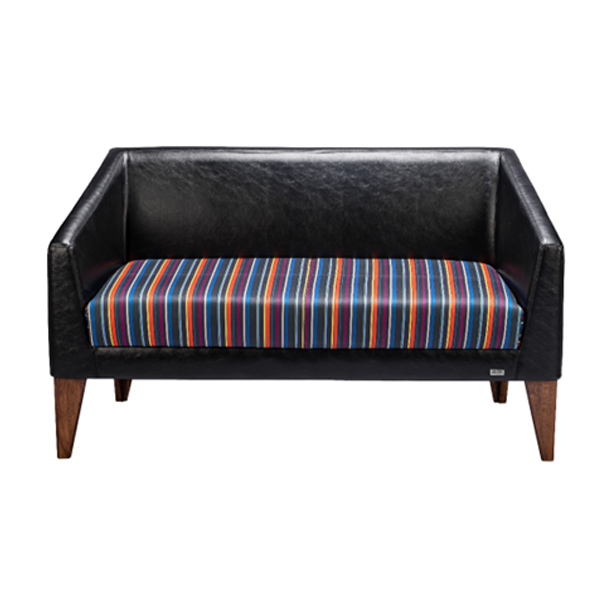 مبل دونفره اداری MILANO داتیس مدل SM70-2دارای روکشی مشکی رنگ است که نشیمن و پشتی متصل بهم یا یک تکه دارد.