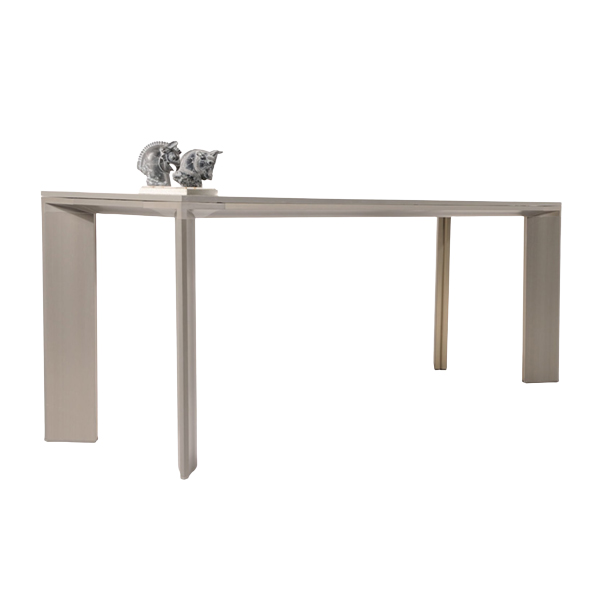 کنسول جلیس مدل لاوان به رنگ خاکستری است و دو مجسمه روی آن قرار گرفته است.این محصول چهار عدد پایه دارد.