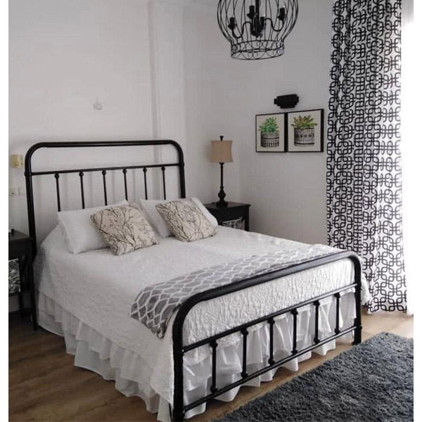 تخت خواب دو نفره DS مدل کلاسیک-پرده-تابلو-بالشت