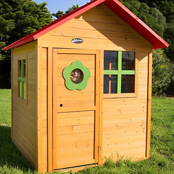 کلبه کودک ساحل مدل چوبی قرار گرفته در فضای سبز