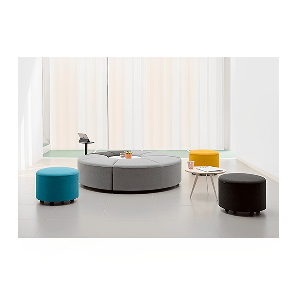 سه عدد پاف در رنگ های مختلف به همراه مبل پازل و میز جلومبلی