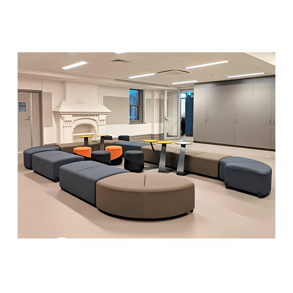 تعداد پاف Puzzle نظری مدل F21 در کنار هم داخل محیط اداری