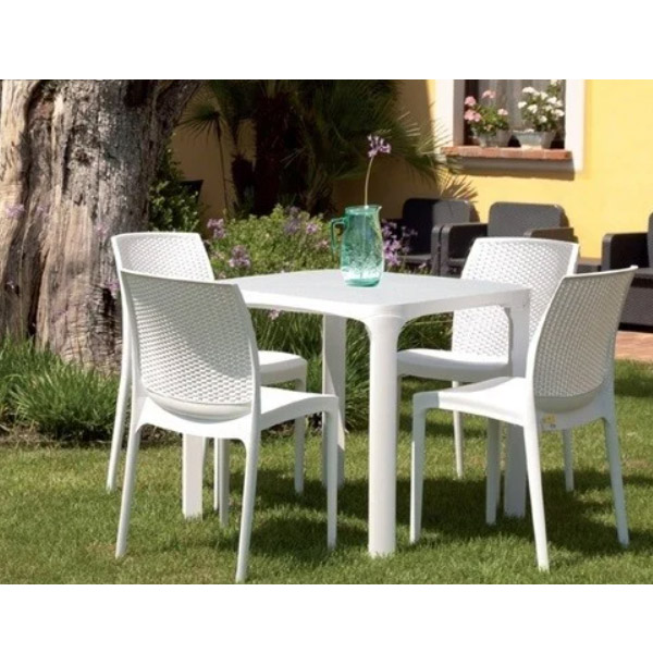 4 عدد صندلی بدون دسته نظری مدل بامبو 803 به همراه میز در فضای باز