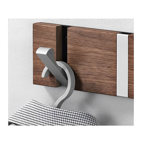 لباس به همراه چوب لباسی روی جا لباسی دیواری تیلیا نظری مدل TL104 آویزان شده