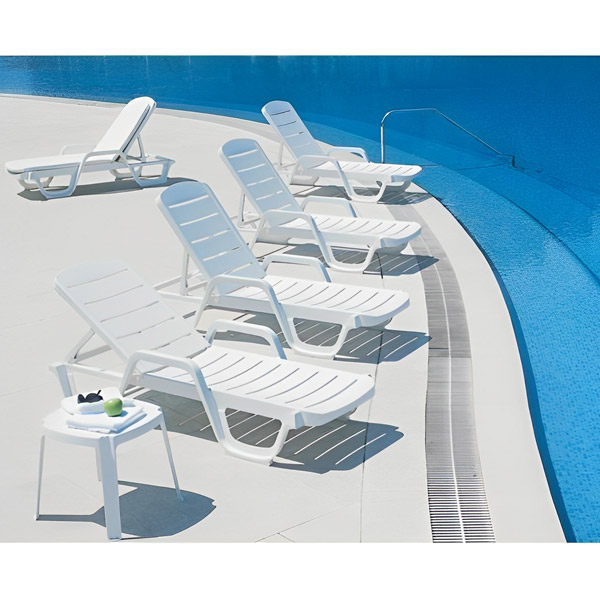 میز عسلی باغی نظری مدل رویال 395 سفید در کنار تخت های کنار استخری