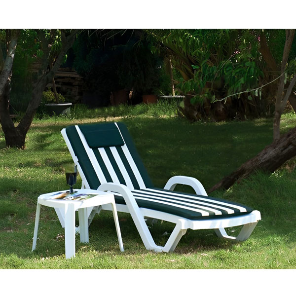 میز عسلی باغی نظری مدل رویال 395 روی چمن و در کنار تخت کنار استخری