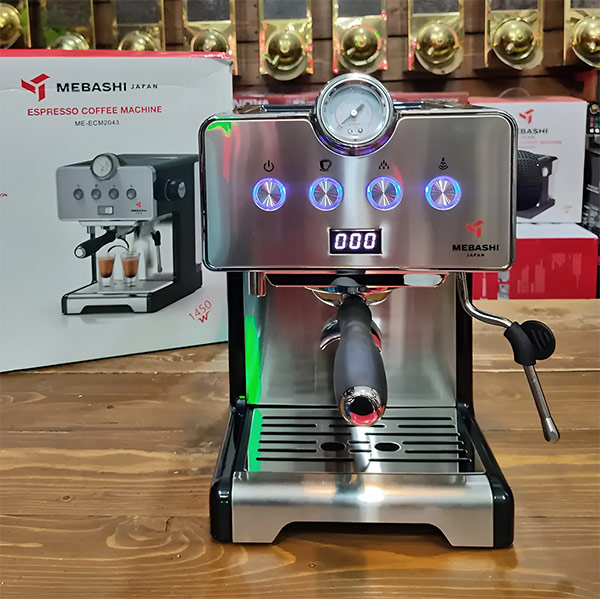 اسپرسو ساز مباشی مدل ME-ECM 2043 روی میز چوبی