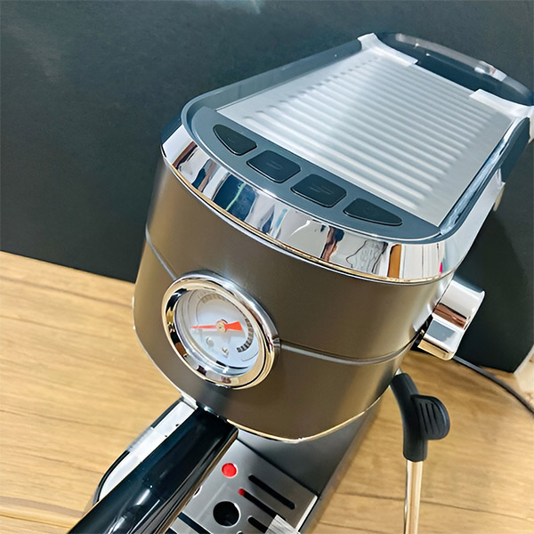دکمه ها و دماسنج اسپرسو ساز مباشی مدل ME-ECM 2030 مشکی در نمای محیط