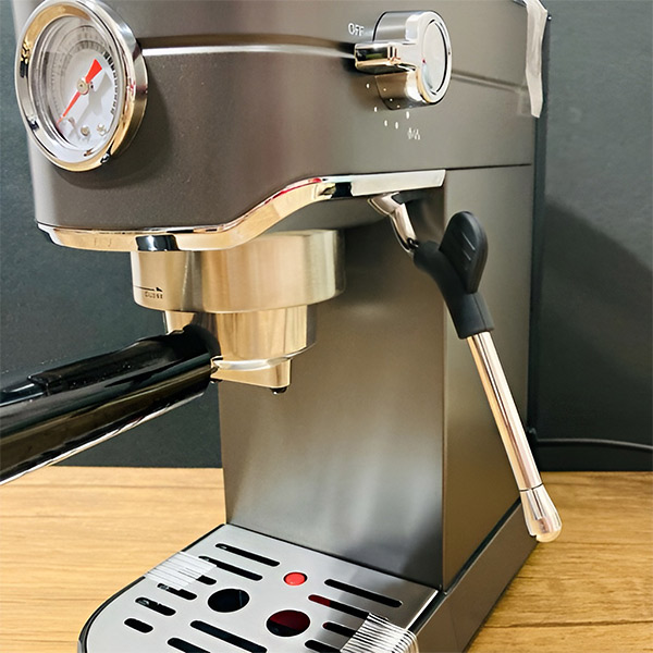 نمای نزدیک هد گروپ اسپرسو ساز مباشی مدل ME-ECM 2030 مشکی در نمای محیط