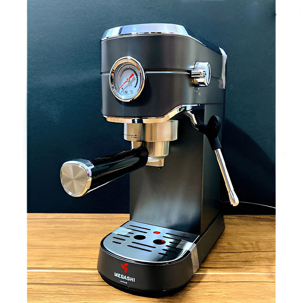 اسپرسو ساز مباشی مدل ME-ECM 2030 مشکی در نمای محیط