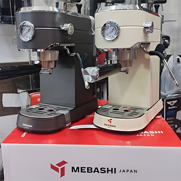 نمای باز شده اسپرسو ساز مباشی مدل ME-ECM 2030 سفید و مشکی در نمای محیط