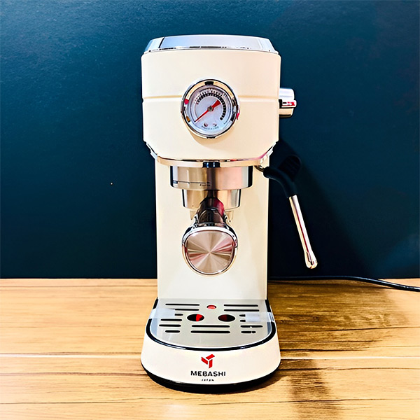 نمای رو به رو اسپرسو ساز مباشی مدل ME-ECM 2030 سفید در نمای محیط