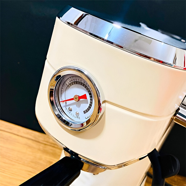 نمای نزدیک اسپرسو ساز مباشی مدل ME-ECM 2030 سفید در نمای محیط