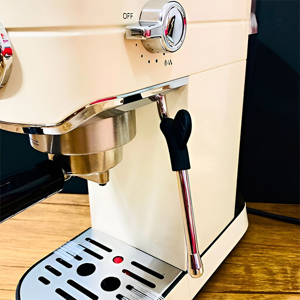 نمای هد گروپ اسپرسو ساز مباشی مدل ME-ECM 2030 سفید در نمای محیط