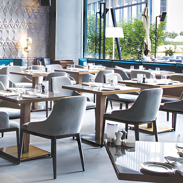 صندلی بدون دسته نظری مدل پارما P930در یک رستوران شیک با میز صفحه شیشهای