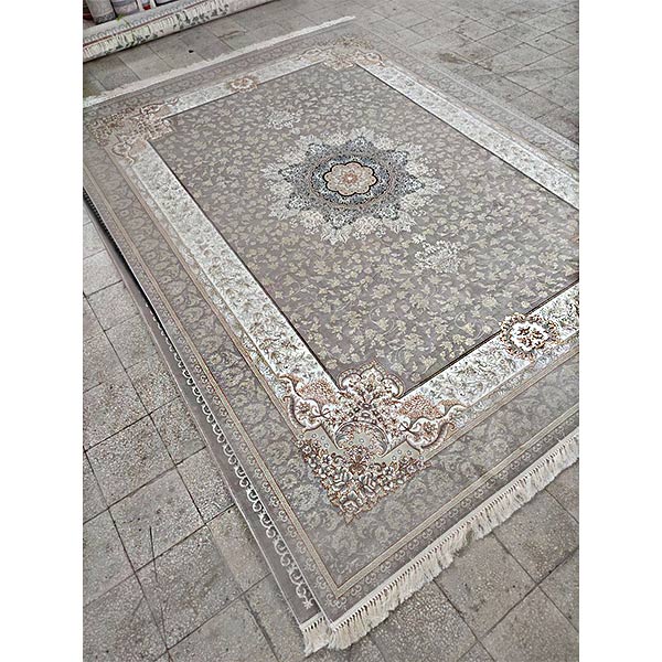 نمای دیگر فرش 700 شانه طلاکوب سیرنگ طلایی مدل آنیتا رنگ فیلی