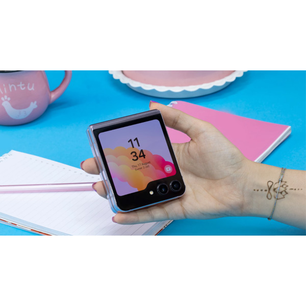 گوشی سامسونگ Galaxy Z Flip5 5G ظرفیت256 در دست کاربر