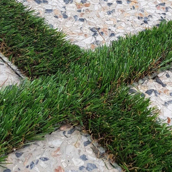 ارتفاع چمن مصنوعی برای نصب چمن بین موزاییک